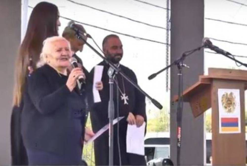 Պետերբուրգաբնակ բարերար Հրաչյա Պողոսյանի մայրը և Տեր Վիգեն քահանա Մանուկյանն ստացան Արագածոտնի Ագարակ գյուղի պատվավոր քաղաքացու կոչում