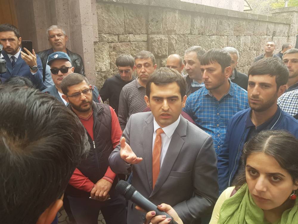 «Ղեկը աջ» նախաձեռնությունը բողոքի ակցիա է անցկացնում ԱԺ-ի մոտ (տեսանյութ)