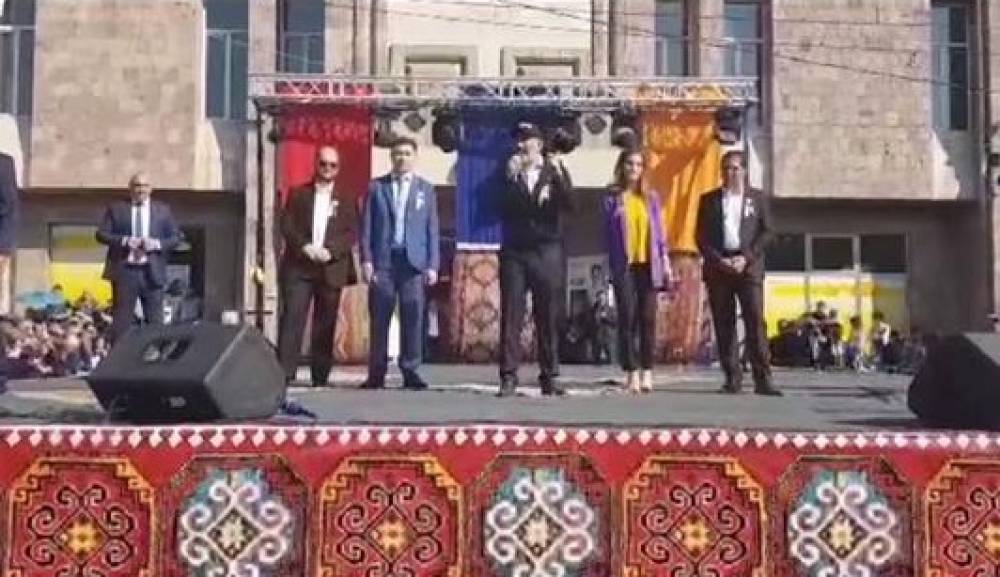 Էջմիածնի բանալին քաղաքապետը հանձնեց ժողովրդին (տեսանյութ)