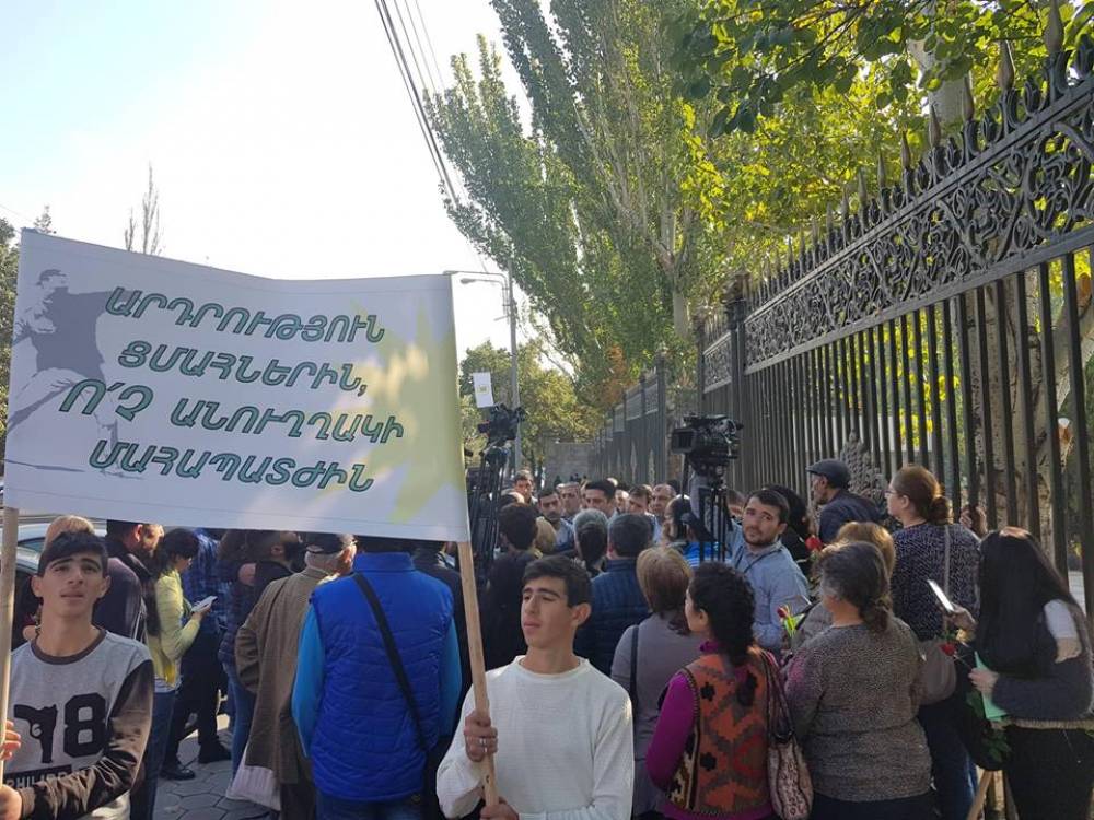 Ալեն Սիմոնյանը հանդիպեց ցուցարարների հետ (տեսանյութ)