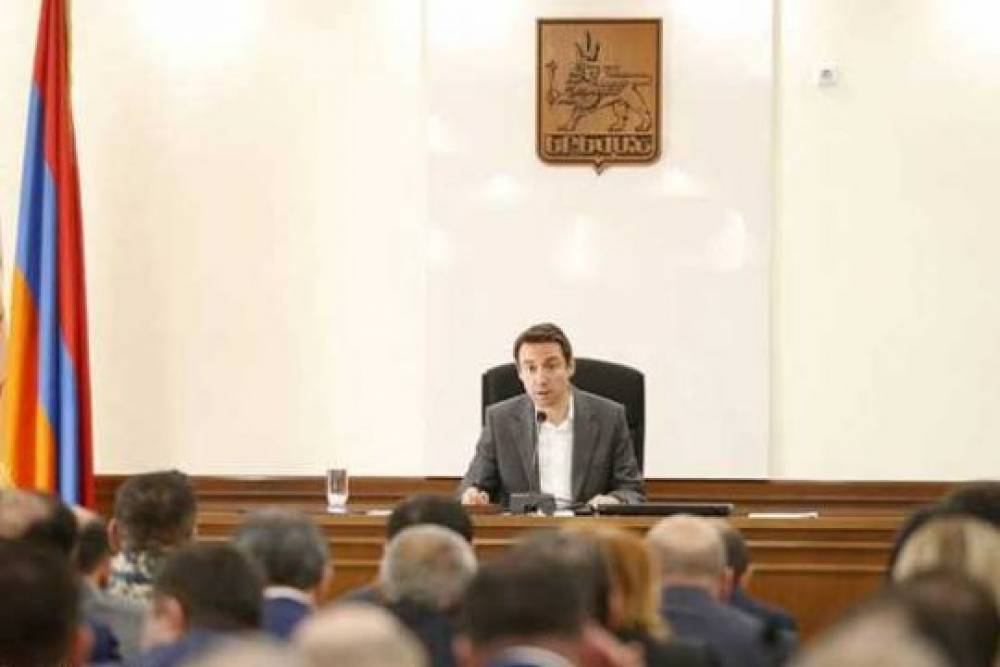Երևանի քաղաքապետի անցկացրած խորհրդակցության կիզակետում են եղել անկման վտանգ ներկայացնող ծառերի և ապօրինի շինարարության խնդիրները