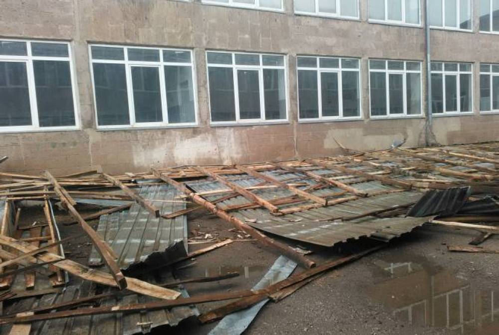 Ուժեղ քամին պոկել եւ ցած է շպրտել Վերին Գետաշենի թիվ 1 միջնակարգ դպրոցի ուսումնական մասնաշենքի տանիքը