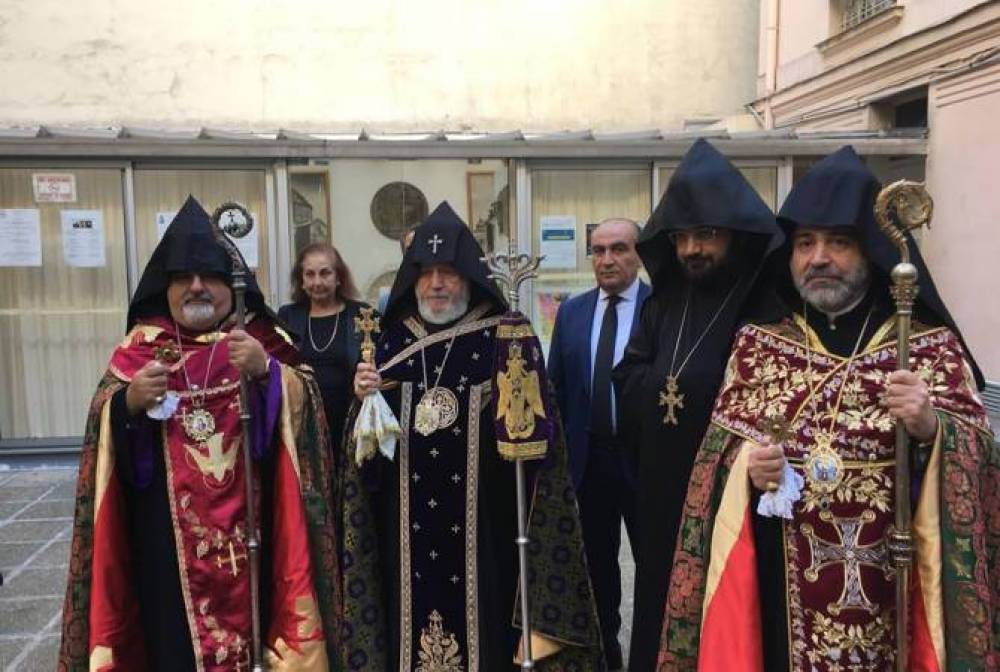 Ամենայն Հայոց Կաթողիկոսը նախագահել է Շառլ Ազնավուրի հուղարկավորությունը Փարիզի Սուրբ Հովհաննես Մկրտիչ առաջնորդանիստ եկեղեցում