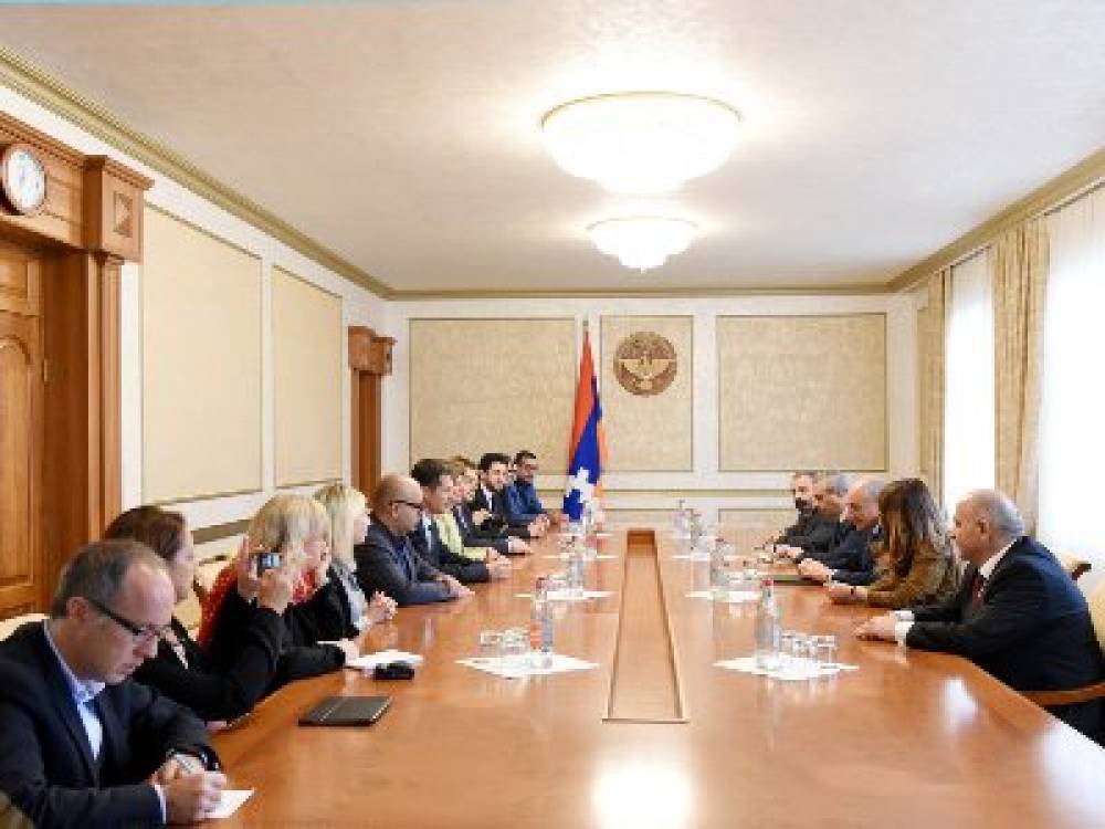 Բակո Սահակյանը Վալանս քաղաքապետի հետ քննարկել է Ստեփանակերտի եւ Վալանսի միջեւ կապերի զարգացումը