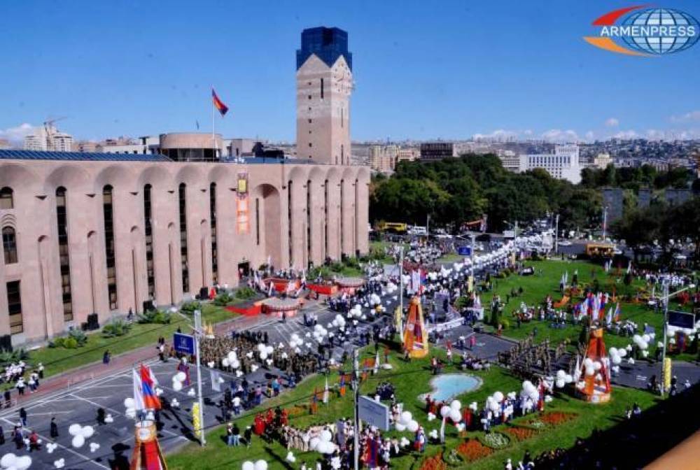 Мэрия Еревана. Мэрия Еревана сад. Движение в Ереване. Как зовут мер город в Ереване 2004. Основание еревана