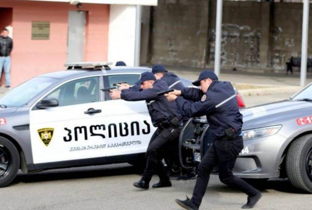 Վրաստանի բանկի Զուգդիդիի մասնաճյուղում պատանդներ վերցրած տղամարդը հանձնվել է ոստիկանությանը