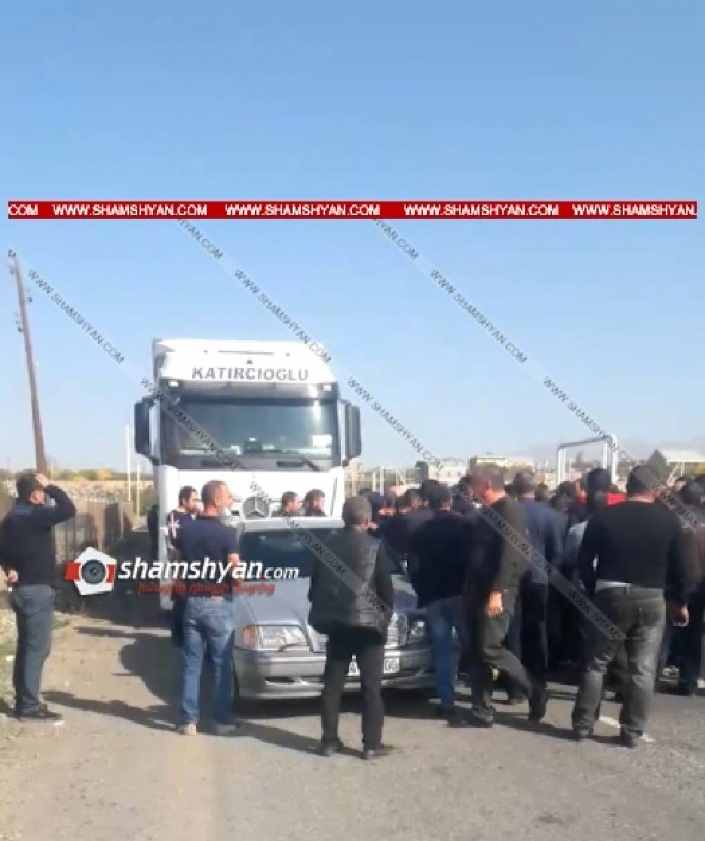 Լարված իրավիճակ Երևան-Գյումրի ճանապարհին. քաղաքացիներն արդարացիորեն արգելում են թուրքական բեռնատարների շարժը