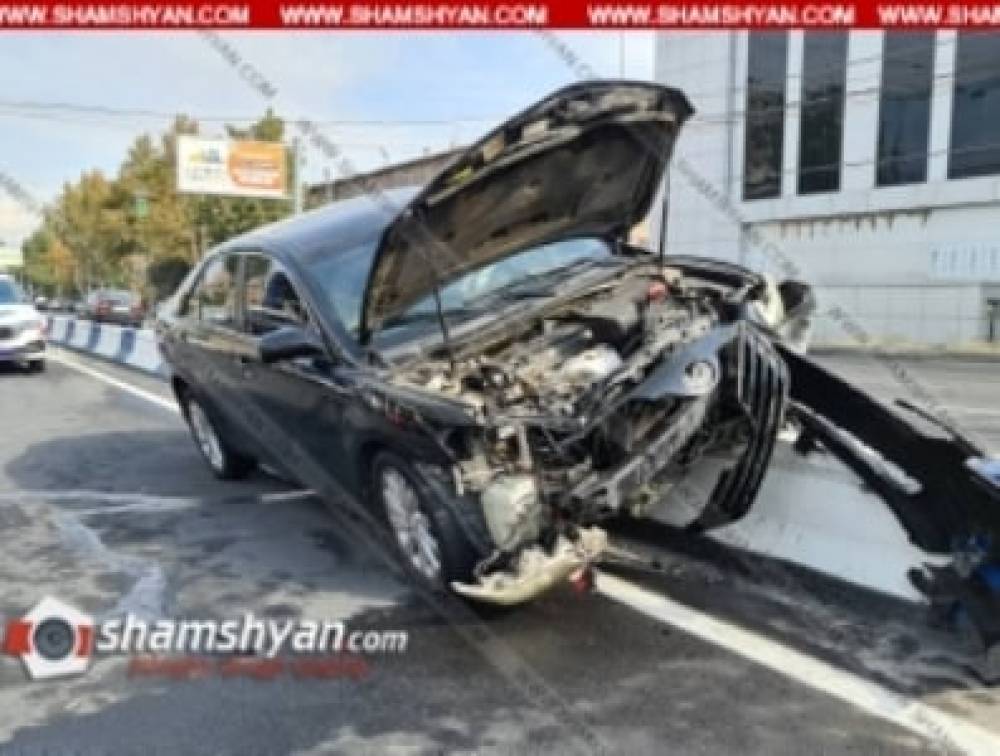 Երևանում Toyota Camry-ն բախվել է բետոնե արգելապատնեշին, շրջել այն և մոտ 20 մետր դրա վրայով առաջ է ընթացել. կա վիրավոր