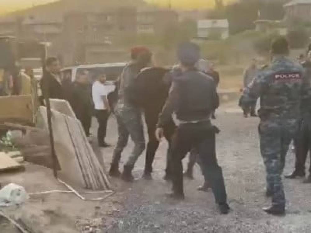«Պարկացրեք, կոխեք դրան ավտոն». մի խումբ ոստիկաններ, ուժ գործադրելով, բերման են ենթարկում քաղաքացուն (վիդեո)