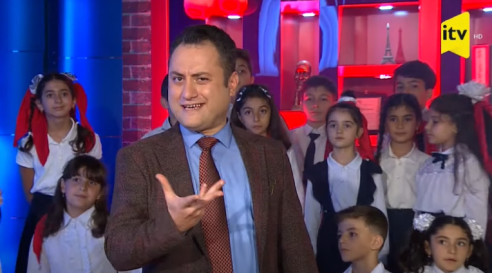 Մակրոնի դեմ քննադատական արշավին Ադրբեջանում մասնակից են դարձրել նաև երեխաներին, հանրային ալիքով երեխաները նրան վիրավորող երգ են երգել