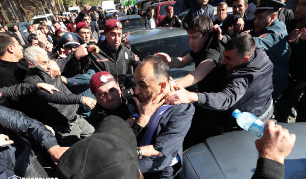 Կարեն Շահրամանյանը տուժող է ճանաչվել․ 10 անձ ձերբակալվել է՝ ՀՀ-ում Արցախի ներկայցուցչության դիմաց ակցիայի գործով