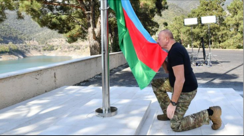 Ալիևն Արցախում Սարսանգի ջրամբարի մոտ բարձրացրել է Ադրբեջանի դրոշը (լուսանկար)
