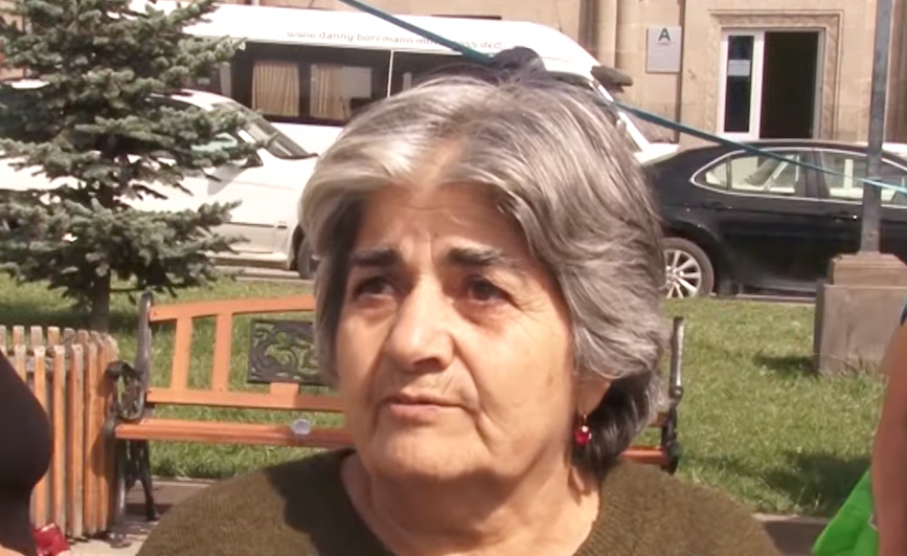 «Ավելի լավ ա մեռնեմ, քան ադրբեջանական անձնագիր ունենամ» . արցախցի կին. (տեսանյութ)