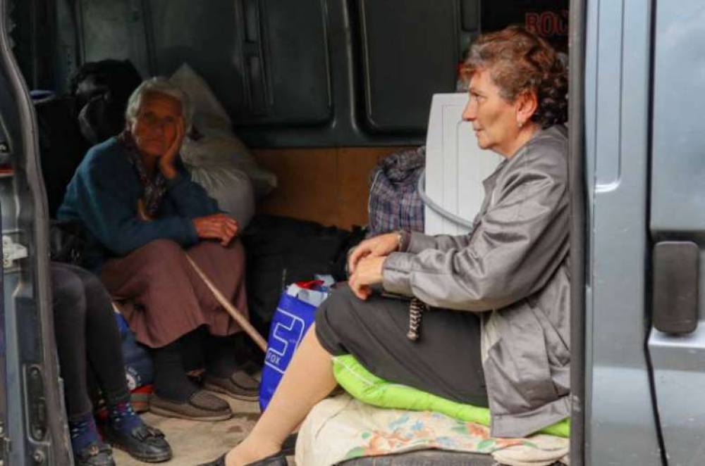 «Հրապարակ». Բռնի տեղահանված արցախցիներն օրվա հացի խնդիր ունեն, ԱԺ պատգամավորները պարգեւավճար են ստանում