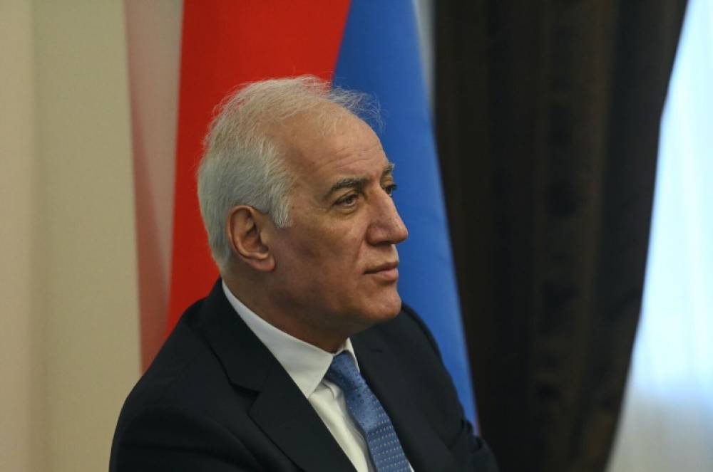 Նախագահի հրամանագրերով մի շարք երկրներից հետ են կանչվել, ինչպես նաև նշանակվել են դեսպաններ