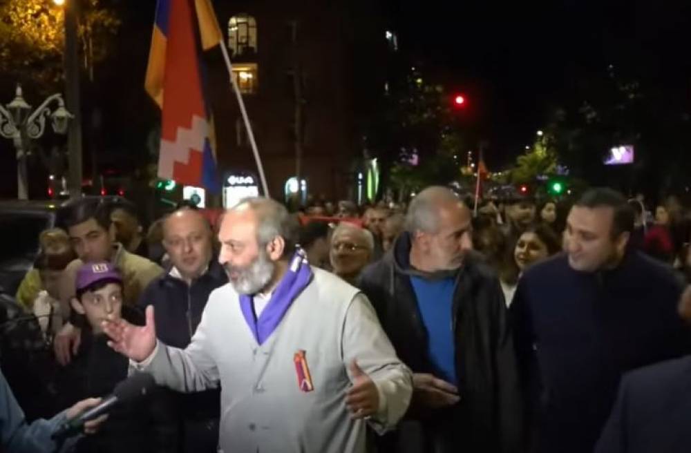 Հիմա․ Սրբազանը գնում է Հ1․ մեծաթիվ ոստիկաններ են հավաքվել․ ուղիղ