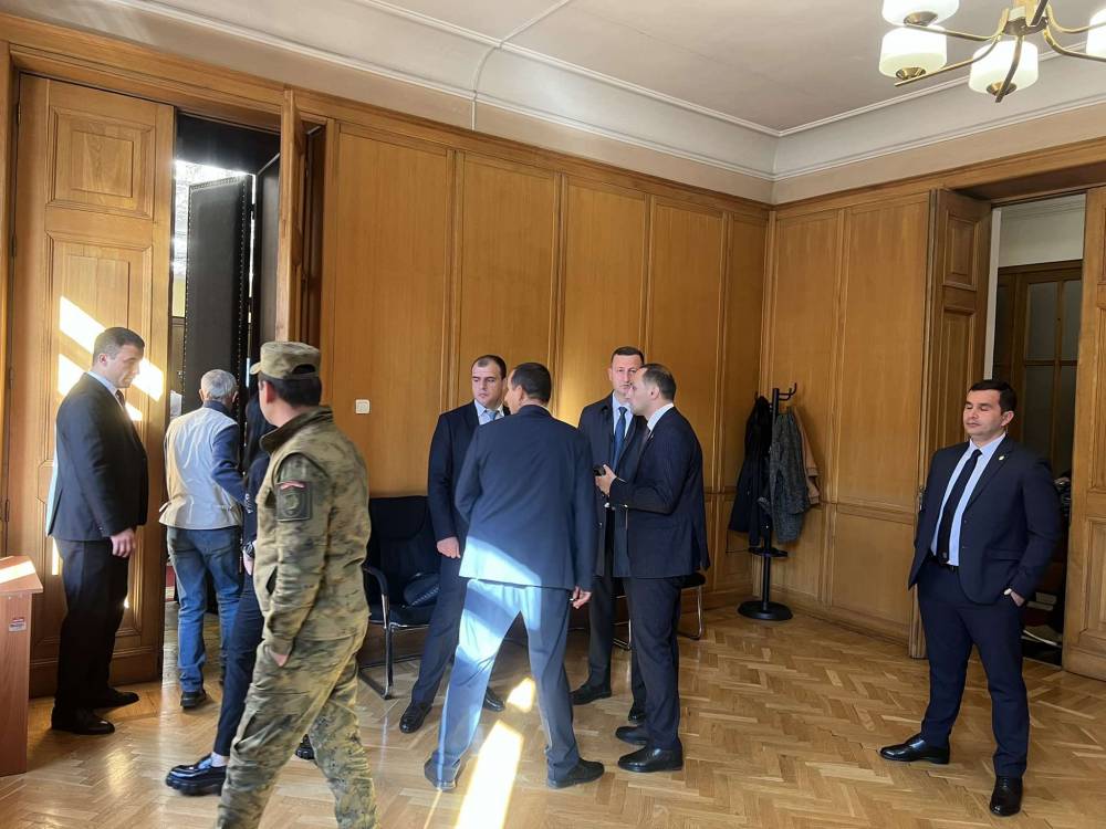 Փաշինյանն ԱԺ-ում է. ուժեղացված հսկողություն ու լրագրողների աշխատանքի խոչընդոտում