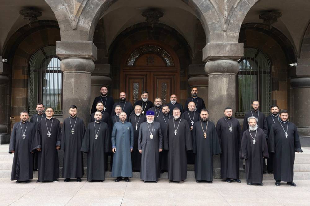 Վեհափառը Մայր Աթոռ Սուրբ Էջմիածնում հանդիպում է ունեցել Մասյացոտնի թեմի հոգևոր սպասավորների հետ