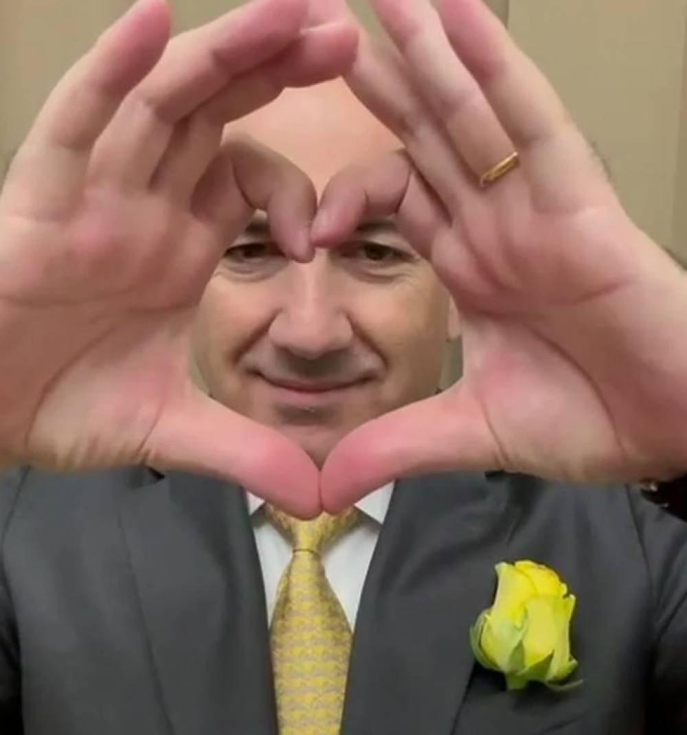 «Սերը պակասել է, չի կորել․․․»․ Փաշինյանի սրտիկն ու դեղին վարդը (Տեսանյութ)