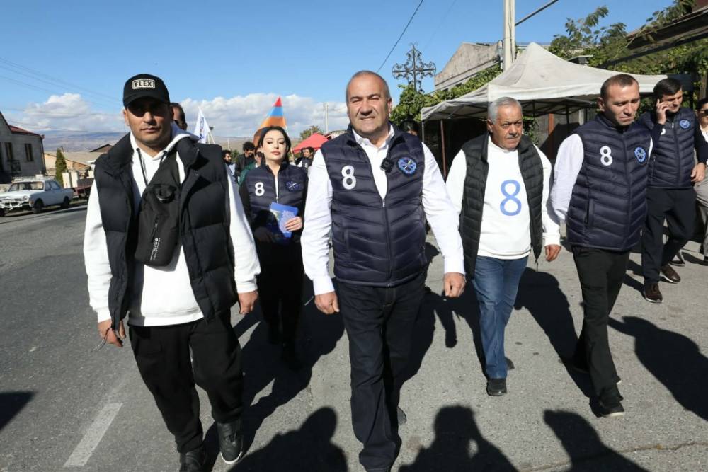 Պարտության սիմվոլներով ուզում են ավարտել էս երկրի կենսագրությունը, իրար հավատալով կարող ենք հաղթել. Խաչիկ Մանուկյանի քարոզարշավը՝ Վաղարշապատի համայնքներում․ Լուսանկարներ