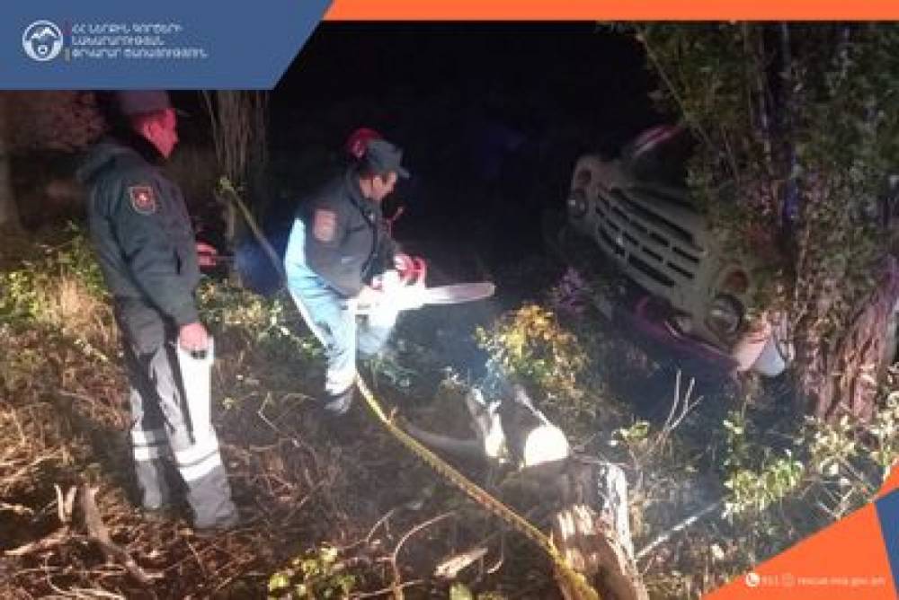 Երևան-Սևան ավտոճանապարհին բեռնատար ավտոմեքենան դուրս է եկել ճանապարհի երթևեկելի հատվածից և հայտնվել ծառերի արանքում