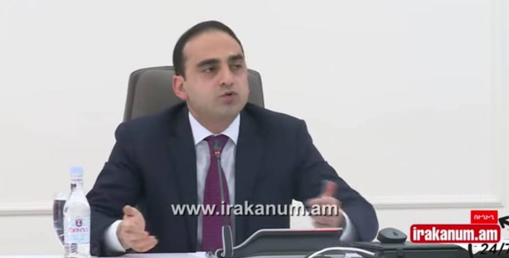 Տիգրան Ավինյանը հունից դուրս եկավ ու սկսեց բղավել նիստի ժամանակ