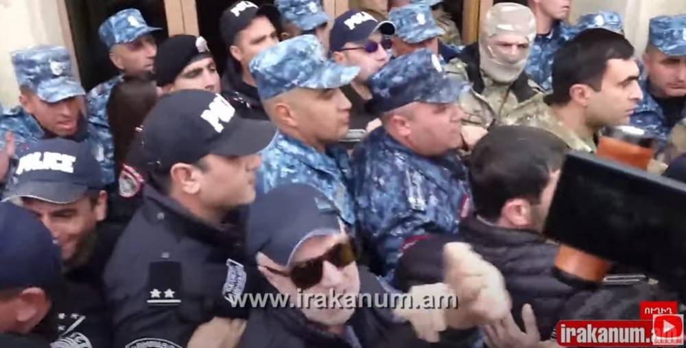 Փոխոստիկանապետերը ժամանեցին. սկսվեց ծեծկռտուք