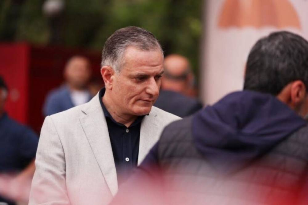 Նիկո՛լ, քո կրթությունից խոսիր, տեսնենք՝ այդ ի՞նչ գրողի տարած «աշխատանք» է քեզ գտել ու պոկ չի գալիս. Զաքարյան