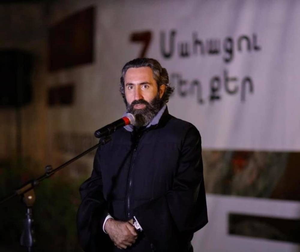 Կա՛նգ առեք, խելքի՛ եկեք, ապաշխարե՛ք, այլապես արժանի եք լինելու Տիրոջ օծյալ սպասավորներիս անվանական նզովքին, որը Ձեզ համար կփակի երկրի ու Երկնքի դռները …