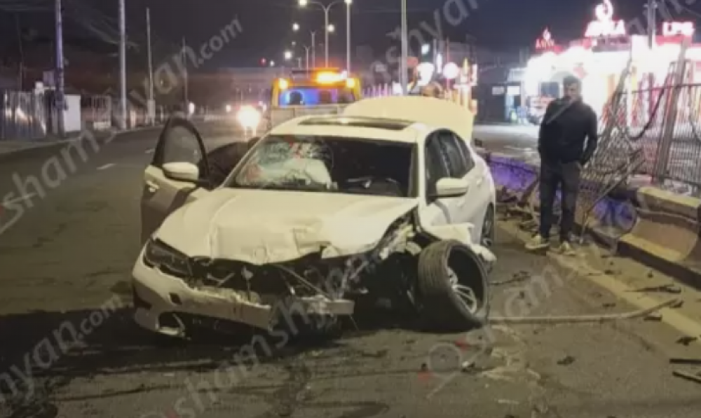 «BMW»-ն Երևանյան փողոցում կոտրել է բաժանարար գոտում տեղադրված երկաթե ճաղավանդակները