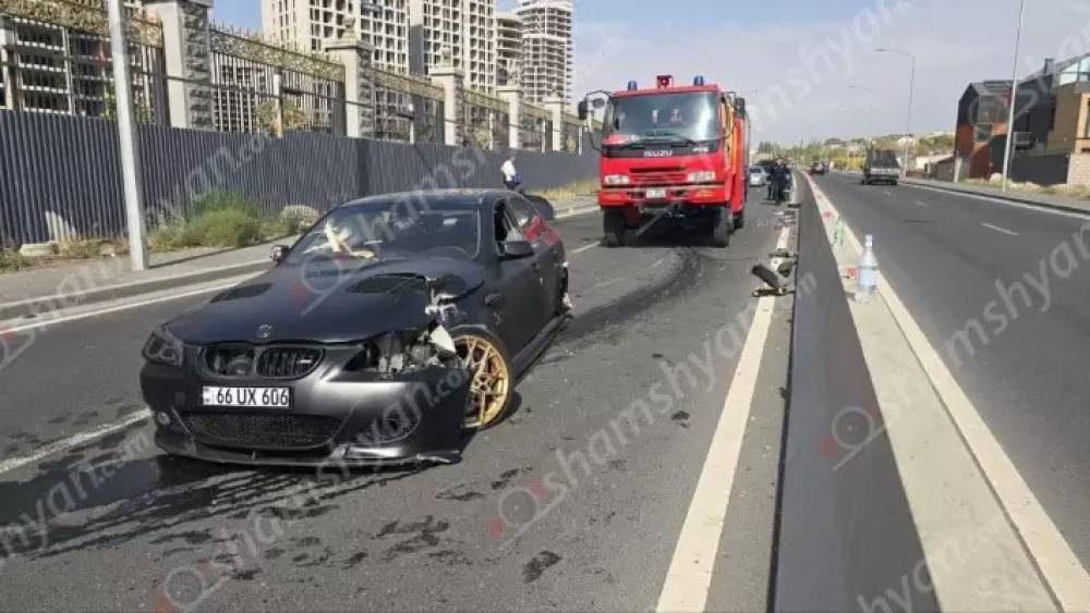 Կասկադյորական ավտովթար՝ Երևանում. «BMW»-ն կոտրել է 2 էլեկտրասյուներն ու հայտնվել ճանապարհի մեջտեղում