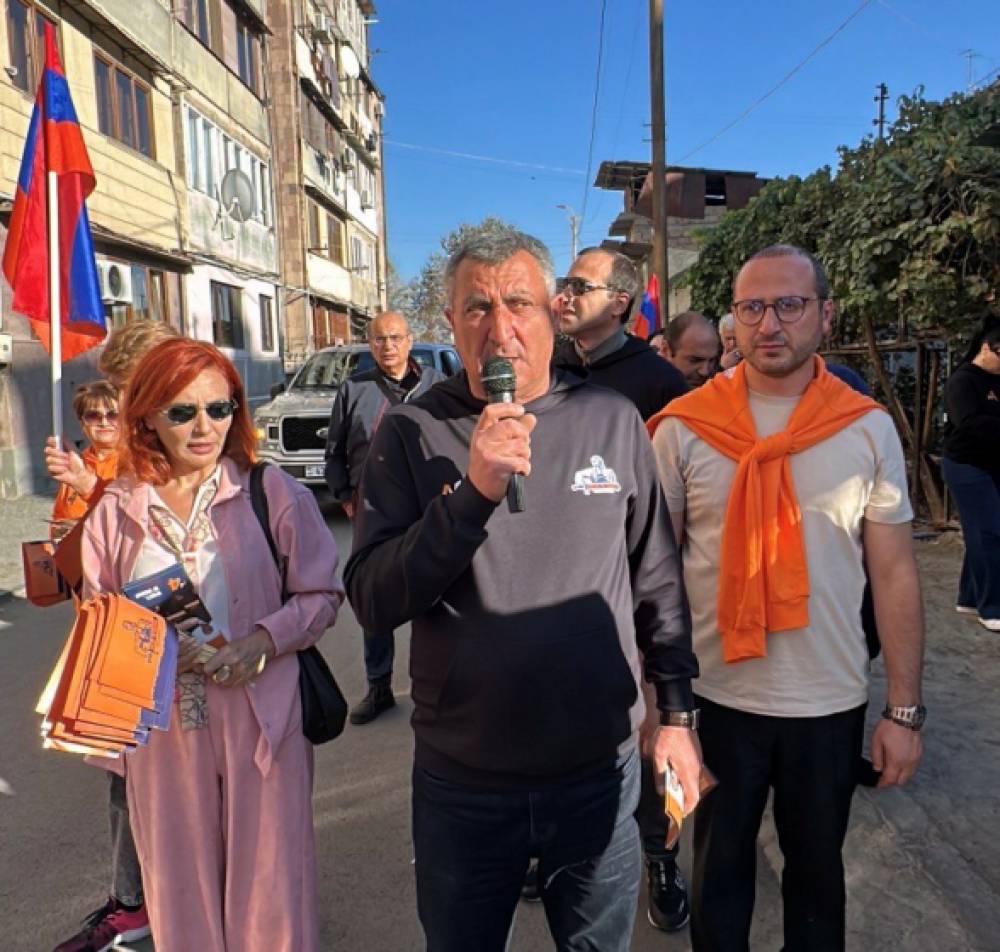 Ամո՛թ է, սա բակի վիճակ չէ․ երեխաներն աղբի մեջ են խաղում․ Դավիթ Կարապետյան (տեսանյութ)