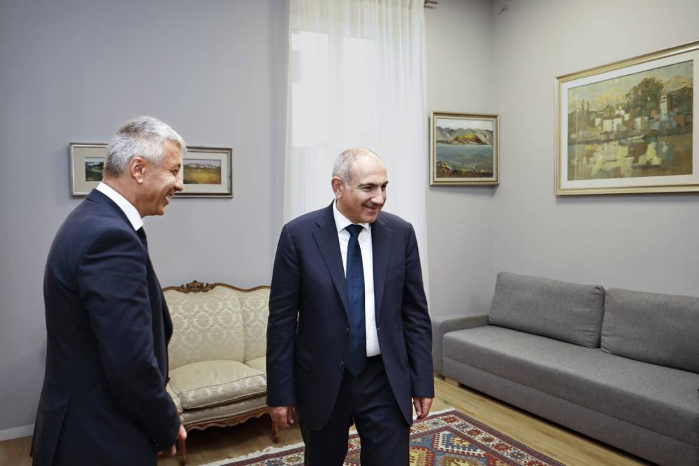 Փաշինյանն այցելել է Իտալիայում ՀՀ դեսպանություն, շրջել դեսպանությունում, շփվել աշխատակազմի հետ