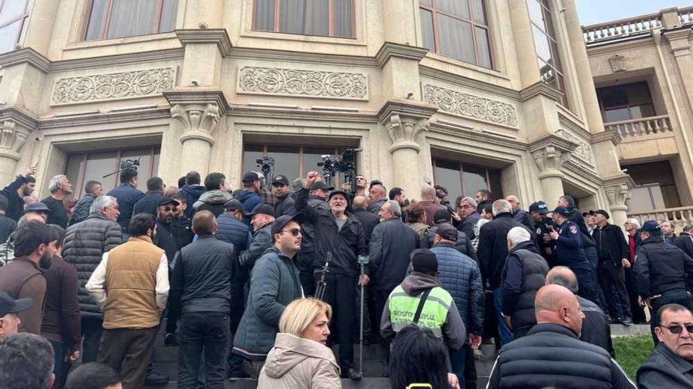 Գյումրու համայնքապետարանի մոտից 33 անձ է ձերբակալվել. ՔԿ