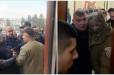 Գերլարված իրավիճակ.ԱԱԾ-ն փակել է Գյումրու քաղաքապետարանի բոլոր մուտքերը