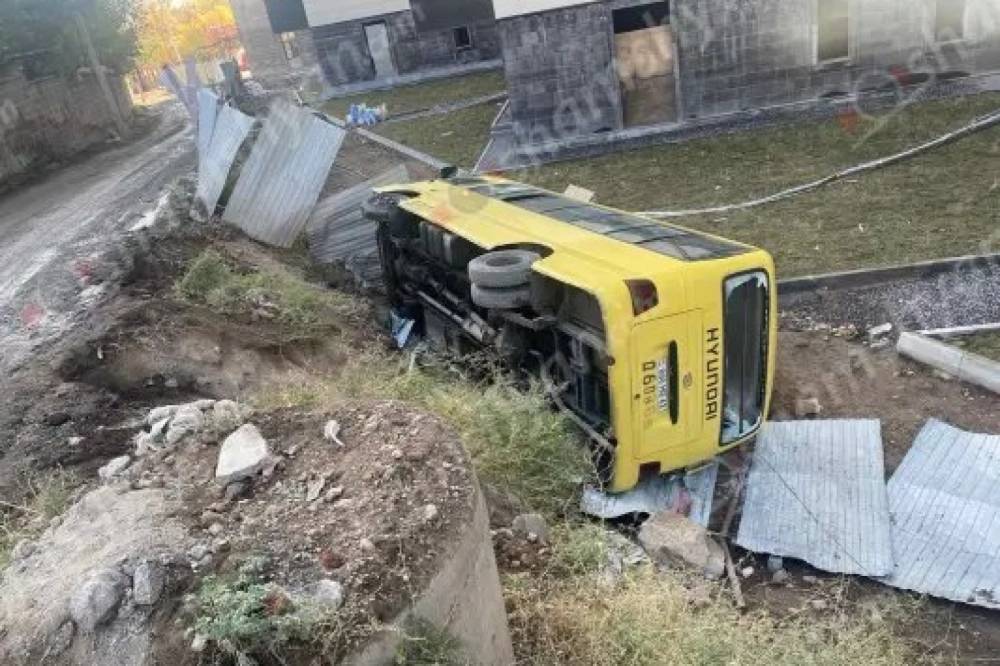 Երևանում ավտոբուսը կողաշրջվել է․ 11 տուժած կա