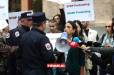 Ոստիկանները թույլ չեն տալիս ակցիայի մասնակիցները խոսեն