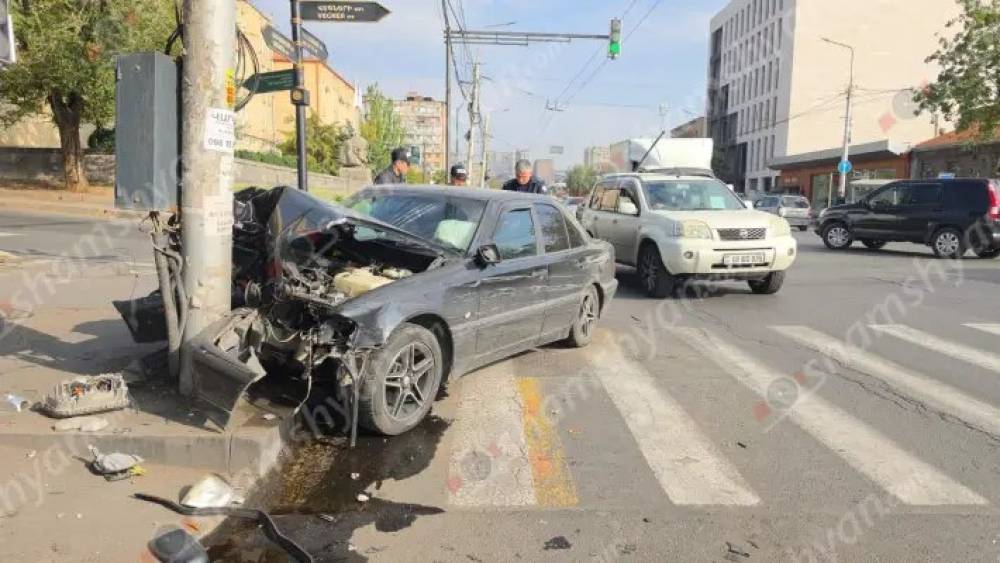 Մալաթիայում բախվել են «Toyota»-ն և «Mercedes»-ը. վերջինը բախվել է երկաթե էլեկտրասյանը. կա վիրավոր