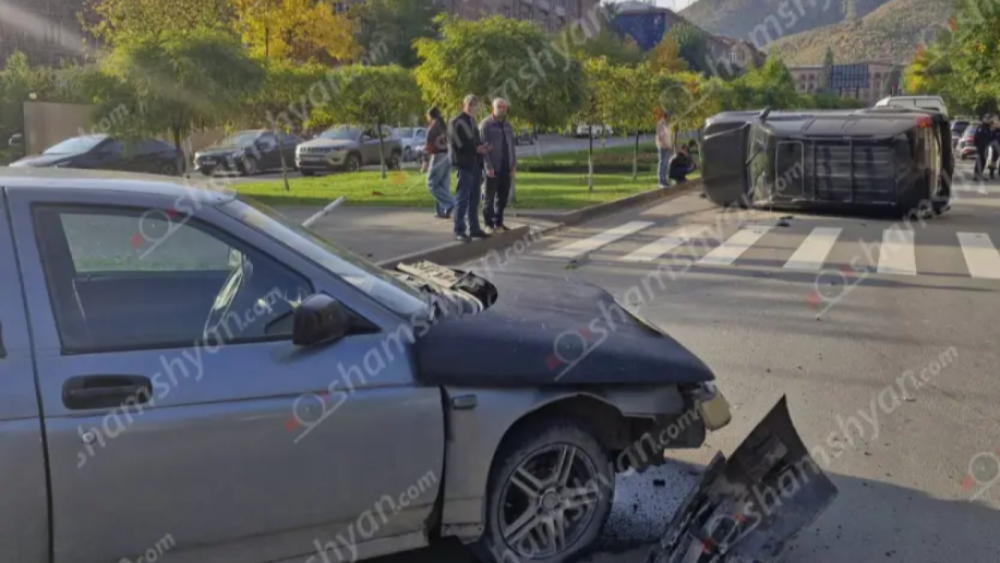 Բախվել են «Լադա»-ն և «Lexus GX470»-ը․ վերջինը կողաշրջված հայտնվել է երթևեկելի գոտում
