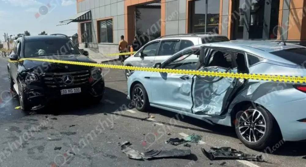 Ձորաղբյուրում բախվել են Mercedes GLS 450-ը, JAC-ը և Opel Zafira-ն․ կան վիրավորներ