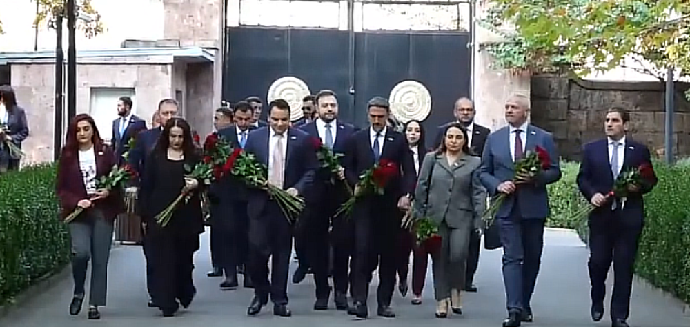 «Ուժեղ Հայաստան»-ի պատգամավորները ծաղիկներ խոնարհեցին«Հոկտեմբերի 27-ի» զոհերի հիշատակին