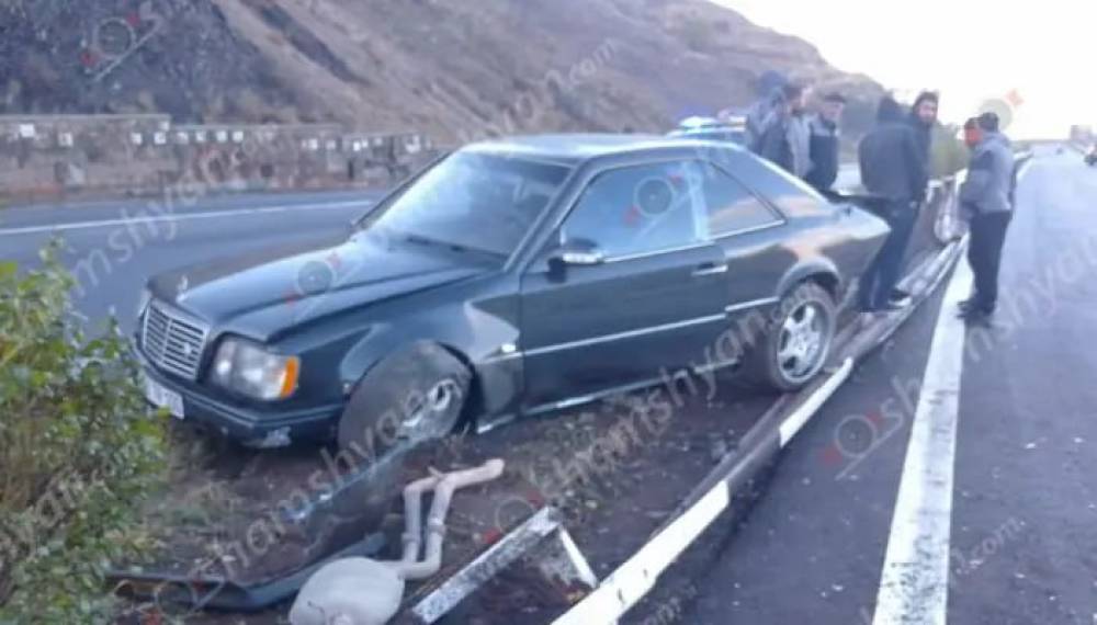 «Չայնիի» ոլորաններում 40-ամյա վարորդը «Mercedes»-ով բախվել է բաժանարար գոտու երկաթե արգելապատնեշներին և կոտրել դրանք