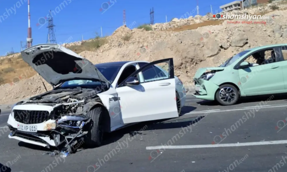 Դավիթ Բեկի փողոցում բшխվել են «Mercedes»-ը, 2 «Changan»-ը ու բեռնատար «Գազել»-ը