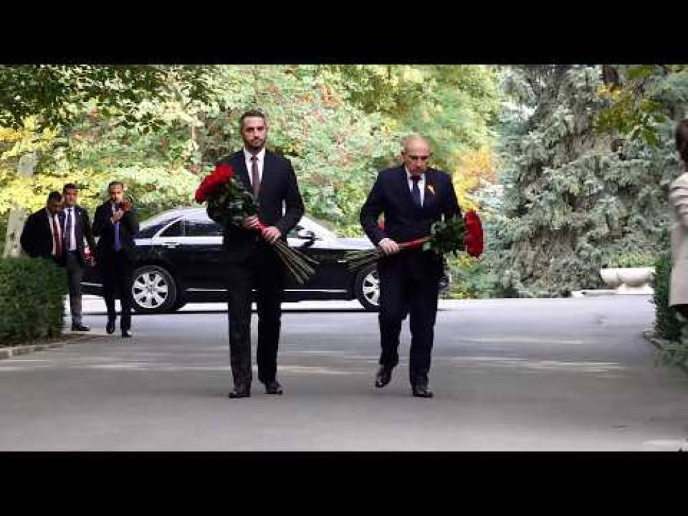 Փաշինյանը ծաղիկներ խոնարհեց եւ արագ հեռացավ