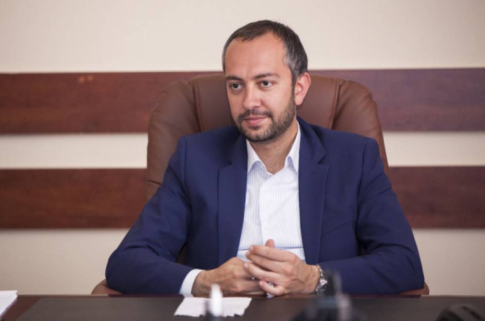 Ուղղորդվում է որևէ անձի կողմից կամ հաճույք է ստանում իր նկատմամբ հետաքրքրությունից. Է. Աղաջանյանը՝ կառավարության նախկին աշխատակցի մասին