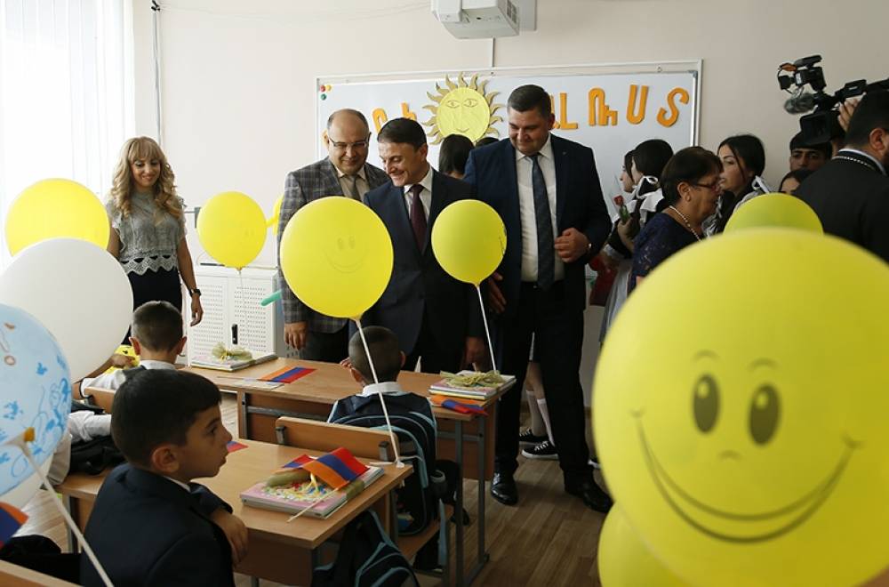 Սեպտեմբերի 1-ին Վալերիյ Օսիպյանը հարազատ դպրոցում էր (տեսանյութ, լուսանկարներ)