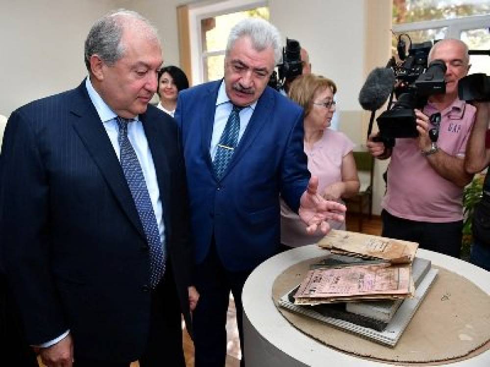 «Յուրաքանչյուր փաստաթղթի հետեւում կենդանի մարդիկ են ». Արմեն Սարգսյանն այցելել է Հայաստանի ազգային արխիվ
