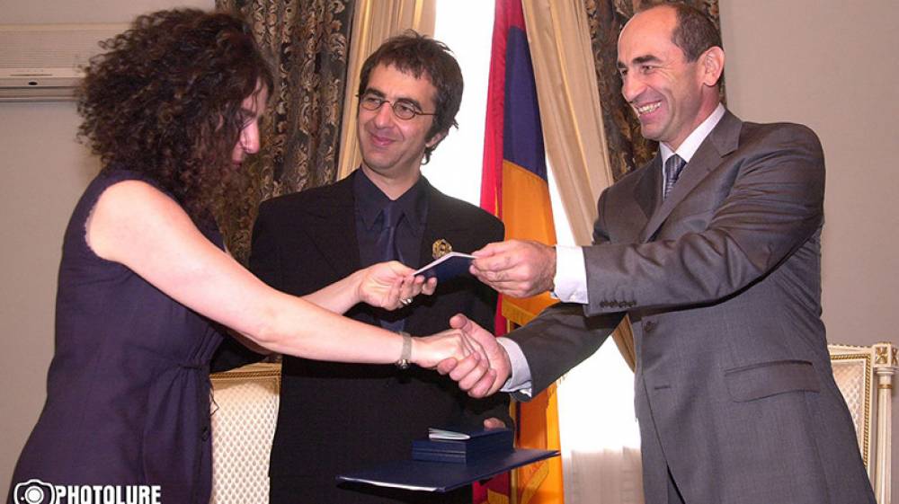 Արսինե Խանջյանն ու Ատոմ Էգոյանն անձնագրեր ստացել էին նաև Ռոբերտ Քոչարյանից