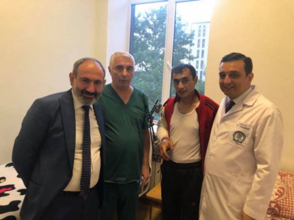 Վարչապետին բարևեց հրաշքով փրկված ձեռքով․ Արմեն Մուրադյան