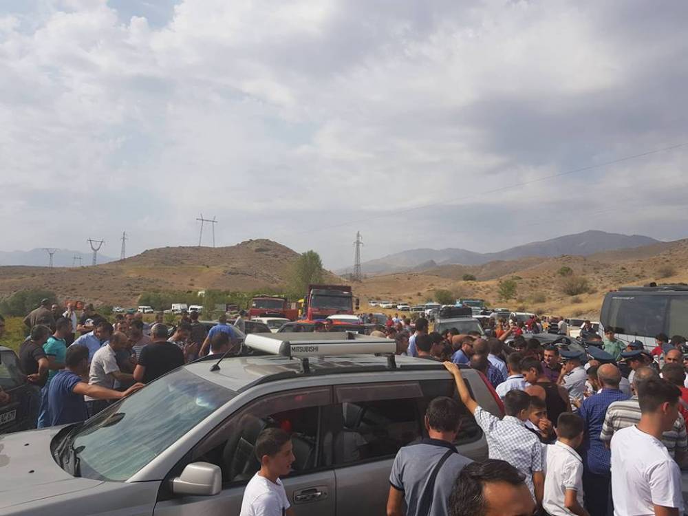 Ցուցարարները փակել են մայրուղին և պահանջում են Մալիշկայի գյուղապետի հրաժարականը (տեսանյութ)